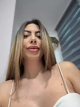 Snapshot of Flower_Pow3r chatting on 03/05/25, 03:18 Flower Pow3r online show from 03/05/25, 03:18