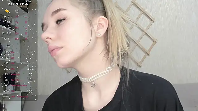 Snapshot of AutoBaby chatting on 10/31/25, 07:27 AutoBaby online show from 10/31/25, 07:27