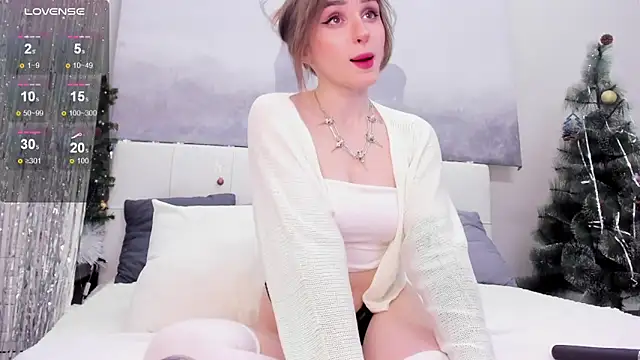 Snapshot of JuliaVangg_19 chatting on 02/11/25, 01:52 JuliaVangg 19 online show from 02/11/25, 01:52