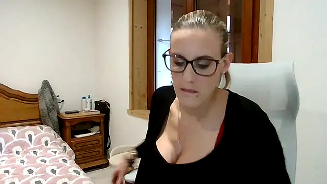 Madame Callie online show from 12/17/25, 02:11