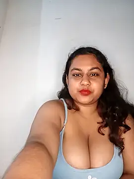 Snapshot of bumblebeegirl chatting on 12/21/25, 11:05 bumblebeegirl online show from 12/21/25, 11:05