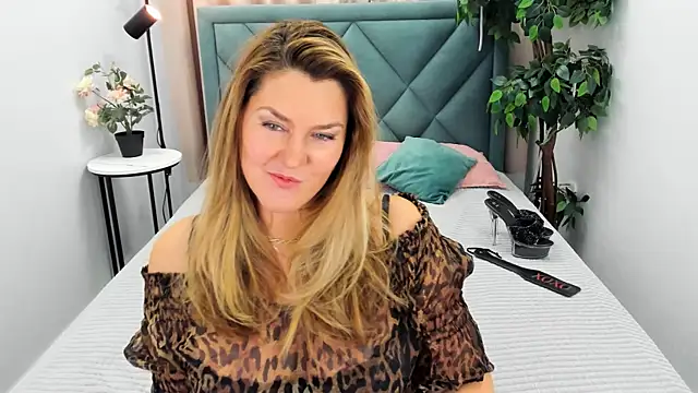 Snapshot of Adele_Russo chatting on 09/14/25, 04:18 Adele Russo online show from 09/14/25, 04:18