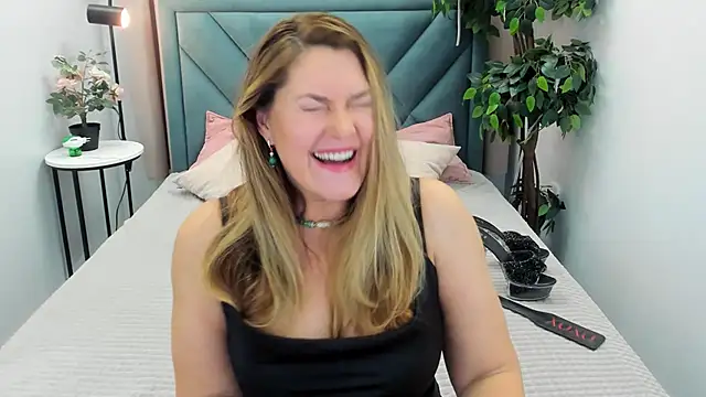 Snapshot of Adele_Russo chatting on 10/14/25, 04:40 Adele Russo online show from 10/14/25, 04:40