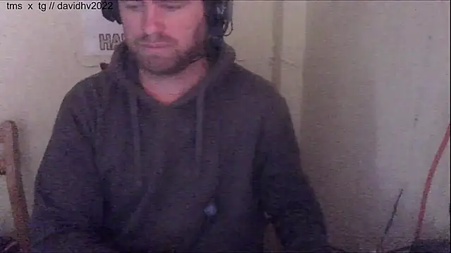 Snapshot of Davidhv2022 chatting on 10/21/25, 03:33 Davidhv2022 online show from 10/21/25, 03:33