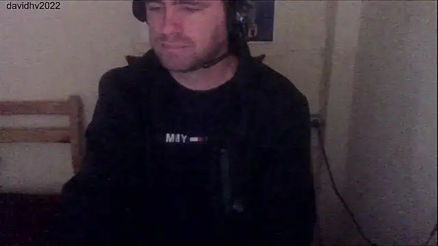 Snapshot of Davidhv2022 chatting on 10/29/25, 02:27 Davidhv2022 online show from 10/29/25, 02:27