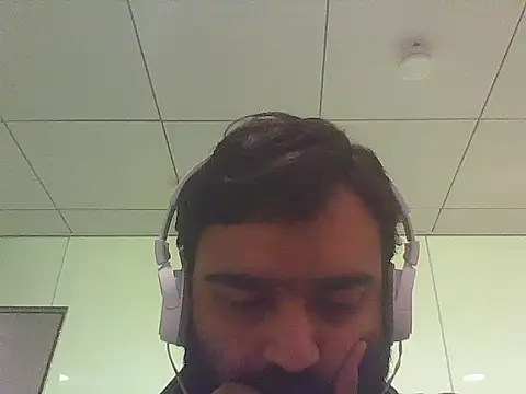 Snapshot of JohnBond009 chatting on 05/22/26, 08:12 JohnBond009 online show from 05/22/26, 08:12