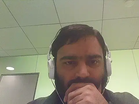 Snapshot of JohnBond009 chatting on 05/18/26, 09:03 JohnBond009 online show from 05/18/26, 09:03