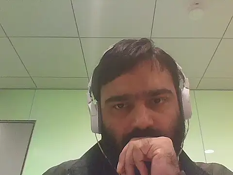 Snapshot of JohnBond009 chatting on 05/20/26, 10:01 JohnBond009 online show from 05/20/26, 10:01