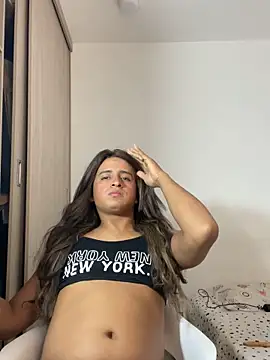 Snapshot of laurafoxxx chatting on 02/17/26, 04:04 laurafoxxx online show from 02/17/26, 04:04