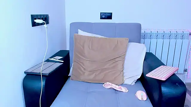 Snapshot of dollmore chatting on 10/08/25, 08:16 dollmore online show from 10/08/25, 08:16