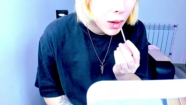 Snapshot of dollmore chatting on 10/24/25, 09:25 dollmore online show from 10/24/25, 09:25