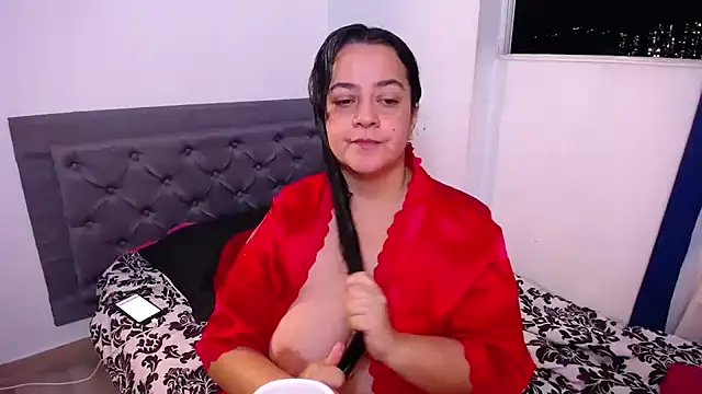 Snapshot of lucia_vonne_ chatting on 06/17/26, 02:00 lucia vonne online show from 06/17/26, 02:00