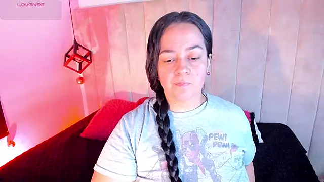 lucia vonne  online show from 12/17/25, 08:14