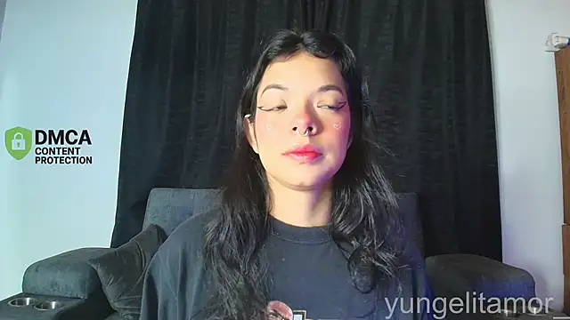 yungelitamor  online show from 11/18/25, 05:00