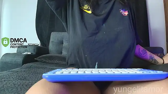 yungelitamor  online show from 11/23/25, 05:28