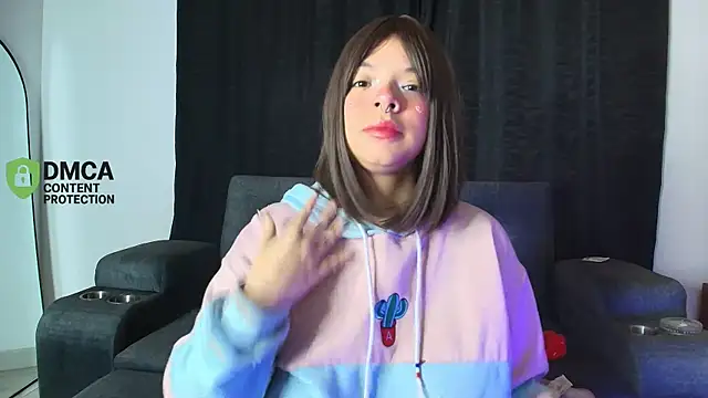 yungelitamor  online show from 11/11/25, 05:02