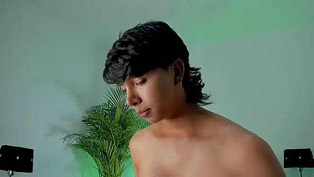 xhenisa  online show from 10/08/25, 07:36