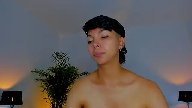 xhenisa  online show from 09/23/25, 09:22