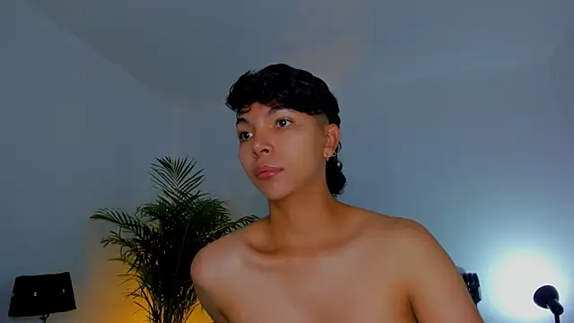 xhenisa  online show from 09/25/25, 06:36