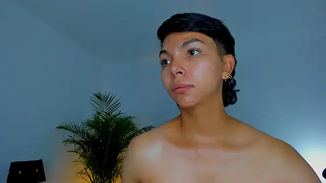 xhenisa  online show from 09/29/25, 08:03