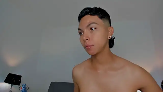 xhenisa  online show from 02/02/26, 05:23