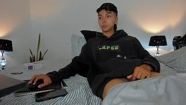 xhenisa  online show from 02/16/26, 12:20