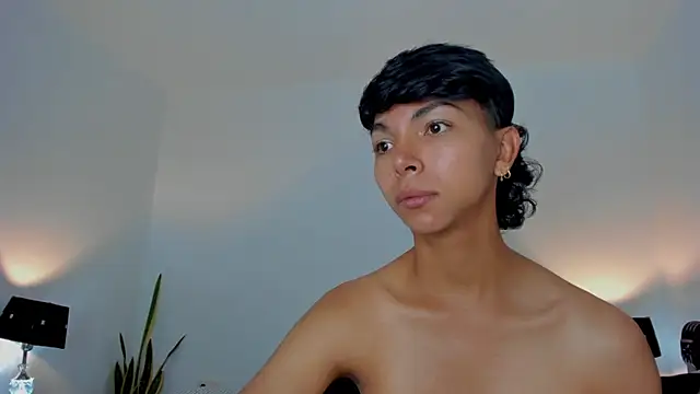 xhenisa  online show from 03/04/26, 04:59