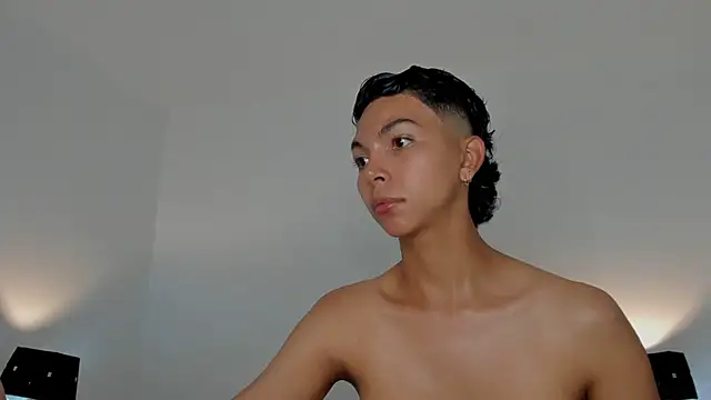 xhenisa  online show from 01/08/26, 08:37