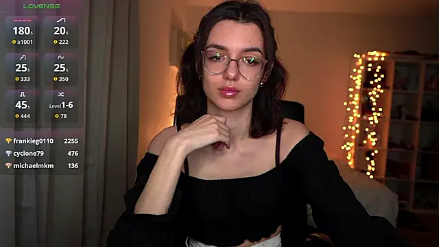 Snapshot of olivia_jeas chatting on 02/11/26, 01:05 olivia jeas online show from 02/11/26, 01:05