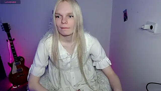 Snapshot of Emily_Nyaffee chatting on 01/14/26, 01:48 Emily Nyaffee online show from 01/14/26, 01:48