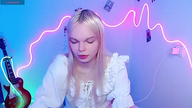 Emily Nyaffee online show from 11/01/25, 01:05