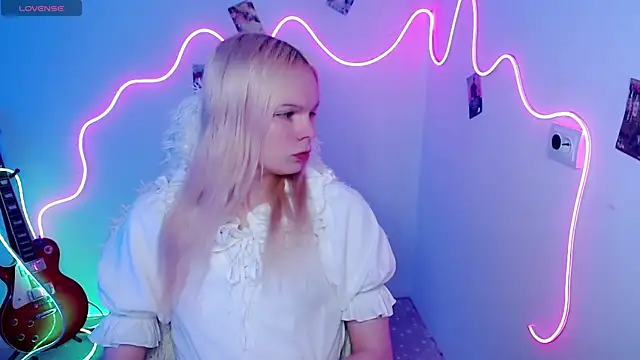 Emily Nyaffee online show from 10/28/25, 09:25