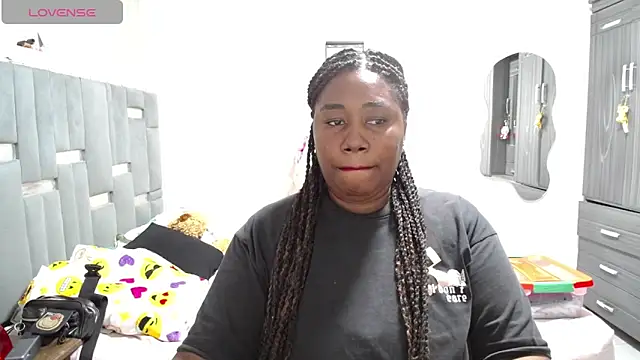 Snapshot of thickebonymilfF chatting on 04/19/26, 04:02 thickebonymilfF online show from 04/19/26, 04:02