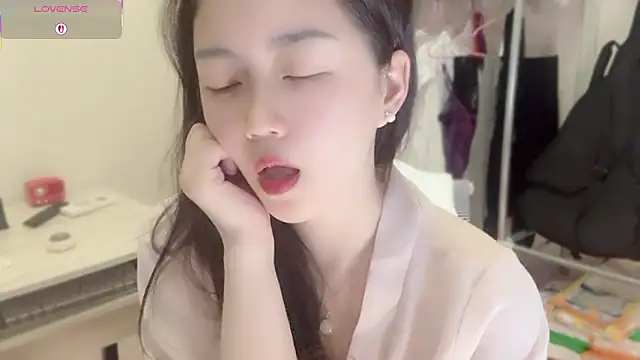 A-xena online show from 11/18/25, 02:27