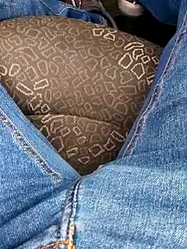 hotman8209 online show from 10/27/25, 02:40