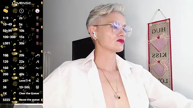 Snapshot of scarlett_paris22 chatting on 02/11/25, 02:57 scarlett paris22 online show from 02/11/25, 02:57