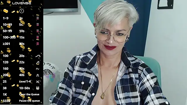 Snapshot of scarlett_paris22 chatting on 03/11/25, 12:00 scarlett paris22 online show from 03/11/25, 12:00
