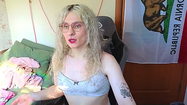 Snapshot of Lori_Myaf chatting on 05/19/26, 02:02 Lori Myaf online show from 05/19/26, 02:02