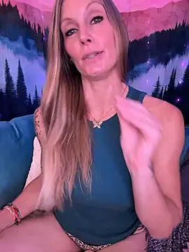 ItsDanniG online show from 11/15/25, 08:57