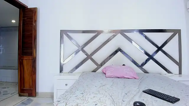 Snapshot of Shanelle__ chatting on 11/18/25, 04:32 Shanelle online show from 11/18/25, 04:32