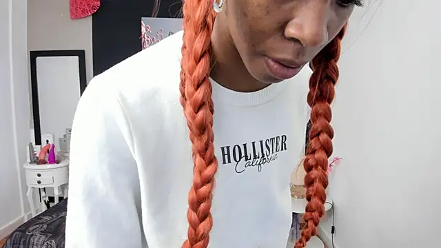 Snapshot of Shanelle__ chatting on 09/30/25, 02:01 Shanelle online show from 09/30/25, 02:01