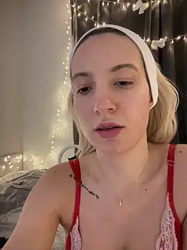 Snapshot of Ella_Charm chatting on 12/20/25, 05:27 Ella Charm online show from 12/20/25, 05:27