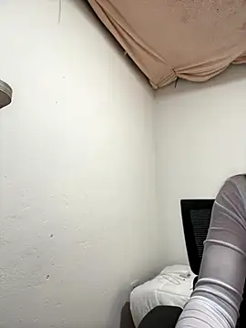 lilian prada online show from 11/04/25, 07:28