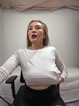 lilian prada online show from 11/02/25, 07:52