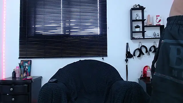 Snapshot of KinkyAllisonSub chatting on 02/05/25, 06:37 KinkyAllisonSub online show from 02/05/25, 06:37