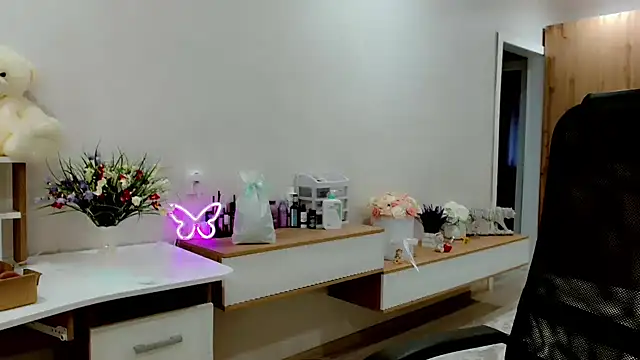 Snapshot of EveLove33 chatting on 11/05/25, 12:30 EveLove33 online show from 11/05/25, 12:30