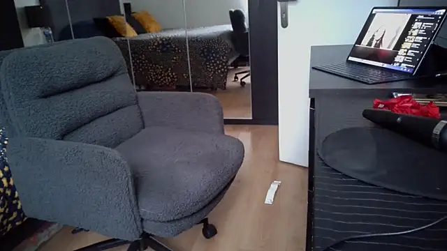 sarametisse26 online show from 06/05/26, 06:07