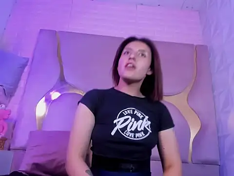 AngelaLinaresx69 online show from 05/17/26, 07:36