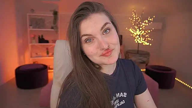 EmmyCharmm online show from 04/26/26, 05:49