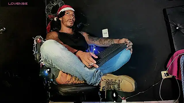 Snapshot of FuckHardlove chatting on 12/15/25, 11:10 FuckHardlove online show from 12/15/25, 11:10